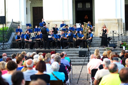 Godba Šenčur in pevka Petra Maček Zarnik 